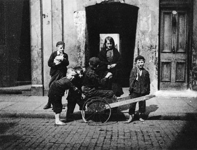 Kinder in einem Londoner Slum von English Photographer